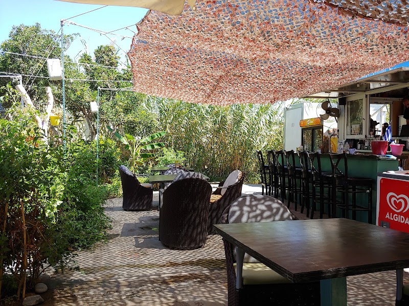 Lakis Beach Bar