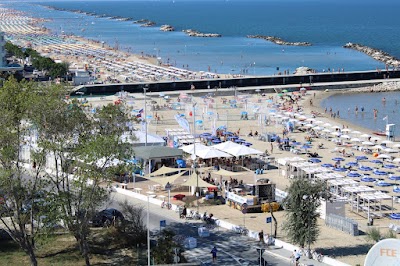 Polo Est Village